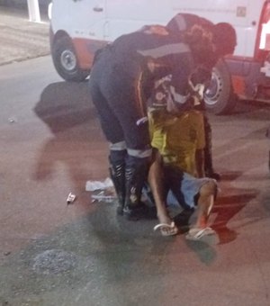 Motociclista cai ao passar por lombada com sinalização apagada em Arapiraca