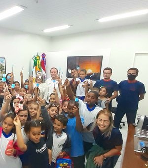 Alunos de escola da comunidade quilombola de Pau D´Arco visitam gabinete do prefeito de Arapiraca
