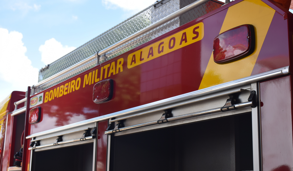 Corpo de Bombeiros resgata criança de seis anos que prendeu braço em sofá