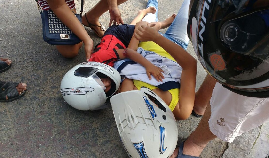 Mulher e criança ficam feridas após colisão entre motocicletas