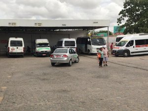 Passageiros denunciam que vans aumentaram preço da passagem sem autorização da Arsal