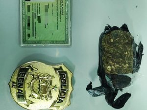 Acompanhada dos filhos menores, mulher tenta entrar com droga em presídio