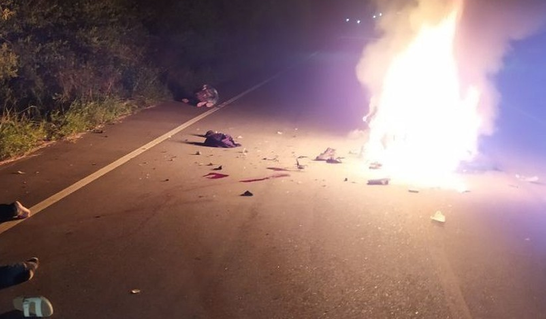 Colisão entre motocicletas deixa três pessoas feridas e veículos incendiados em Olivença