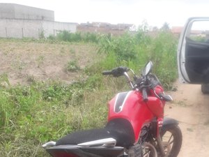 Agricultor encontra moto abandonada na plantação e polícia descobre que era roubada