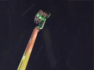 Brinquedo trava por falta de energia e deixa pessoas presas no alto em parque de diversões em Goiás