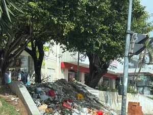 Comerciantes denunciam acúmulo de entulhos e lixo na Praça Manoel André, em Arapiraca