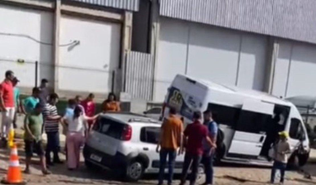 Van de transporte intermunicipal tenta ultrapassar carro e acaba batendo em poste em Arapiraca