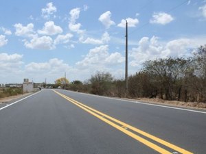 Mulher fica ferida após colisão entre carreta e moto, em Água Branca