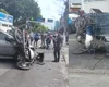 [Vídeo] Moto colide em carro, fica presa em para-choque e deixa ferido perto da Praça Centenário