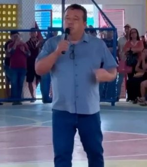 Prefeito convoca reunião em ginásio e promove demissão em massa de contratados