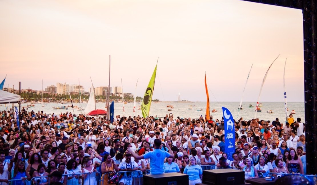 Festa das Águas reúne multidão na orla de Pajuçara em celebração à fé, cultura e ancestralidade