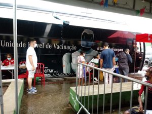 Apesar da chuva, população comparece para se imunizar no Busão da Vacina