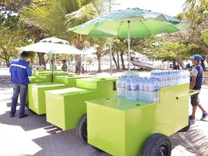 Prefeitura define regras para venda de coco na orla de Maceió