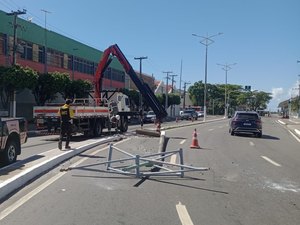 Veículo bate em poste e interdita avenida no Jaraguá; condutor é socorrido