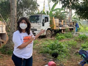 [Vídeo] Vereadora comemora perfuração de poço na Vila Aparecida