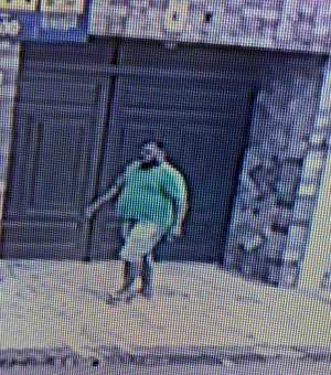 [Vídeo] Homem é flagrado furtando peças de motos em frente à faculdade em Arapiraca