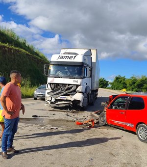 Homem morre após colisão entre carro e carreta na BR-101, em Novo Lino