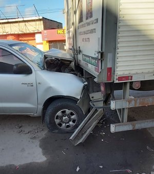 Condutor perde controle da direção e colide em caminhão estacionado na AL 215