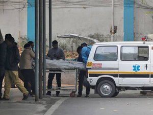 Incêndio em fábrica em Nova Délhi, na Índia, mata ao menos 43