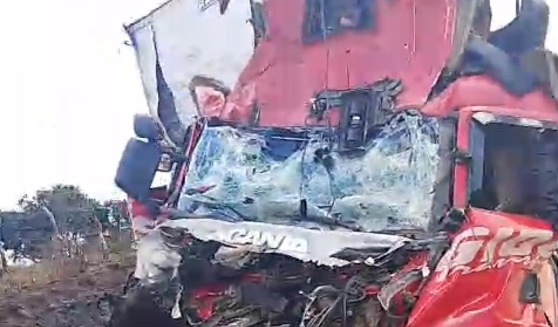 Colisão entre dois caminhões de carga deixa uma pessoa morta na BR-101