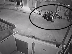 [Vídeo] Assaltante se disfarça de entregador após roubar motociclista de aplicativo