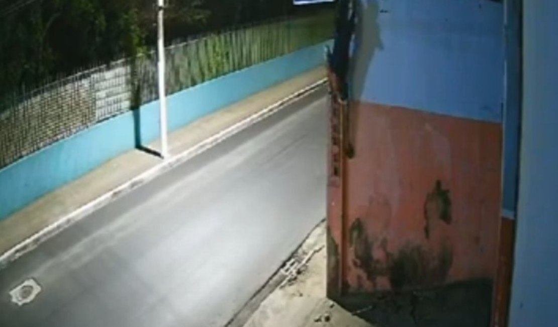 [Vídeo] Dupla escala muro de quatro metros para invadir loja em Maceió