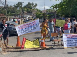 [Vídeo] Moradores protestam contra falta de investimentos na comunidade da Quebrada