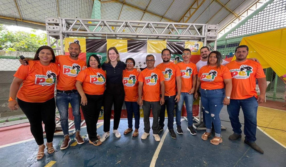 Cibele Moura doa 250 kg de ração e participa do lançamento do programa Pet Solidário em União dos Palmares