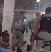 Dupla é presa em flagrante dentro de agência bancária por suspeita de aplicar golpes em idosos no Centro de Maceió