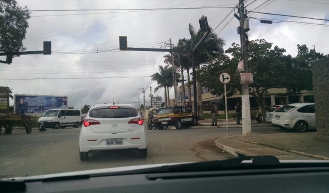 Carro com aluno de autoescola colide contra semáforo em Arapiraca