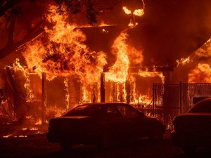 40 mil pessoas deixam suas casas por conta de incêndio na Califórnia