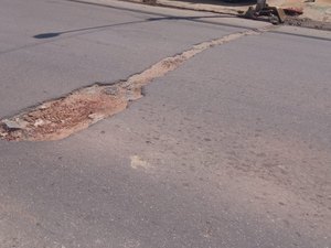 [Vídeo] Moradores reclamam de serviço inacabado em rua de Arapiraca