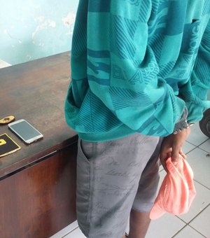 Jovem é preso com maconha e celular roubado em Arapiraca