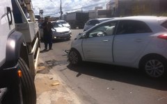 Viatura da PC cai em ribanceira após colidir com veículos