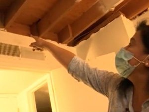 Mulher é acordada por goteira e percebe que sangue está vazando do teto