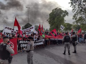 Protesto bloqueia acesso ao aeroporto em protesto contra a visita de Bolsonaro a Maceió