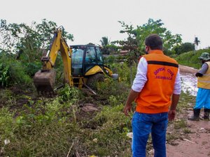 Defesa Civil e Infraestrutura limpam córregos para minimizar transtornos causados pela chuva