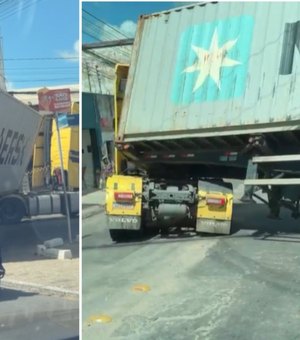[Vídeo] Carreta quase tomba e deixa Av. Rio Branco interditada em Arapiraca