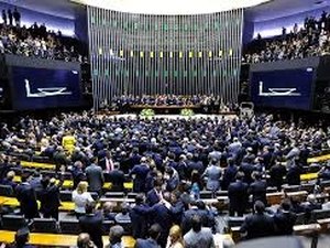 Deputados vão trabalhar três dias por semana em agosto