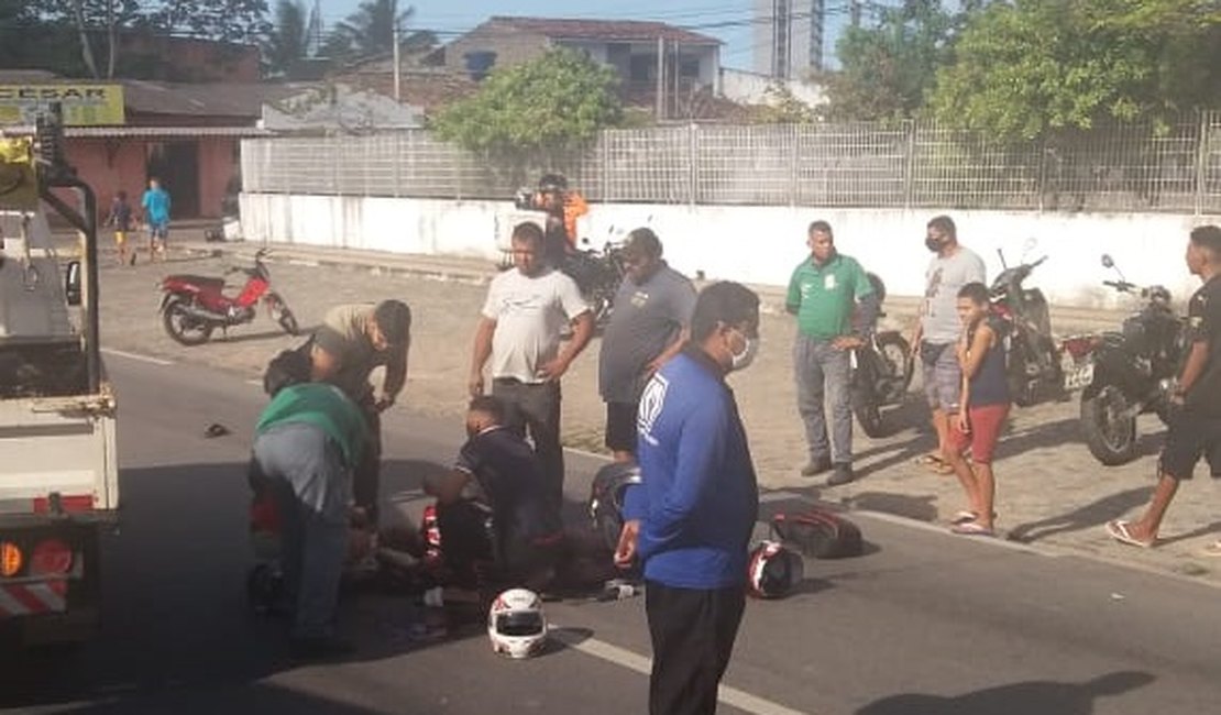 Homem é atropelado por moto ao atravessar fora da faixa de pedestre