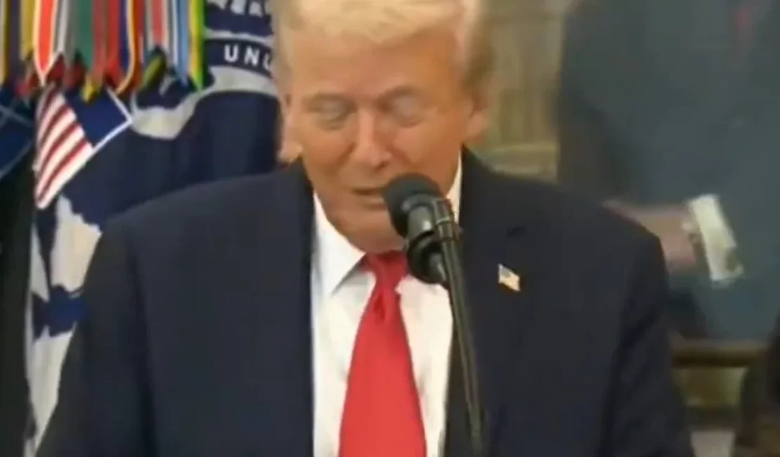 Trump se enrola ao pronunciar nome de medicamento e viraliza