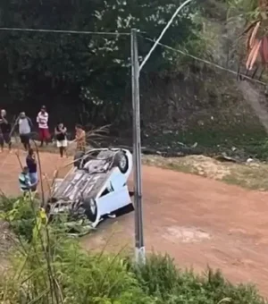 [Video] Mulher fica ferida após carro cair em ribanceira na Avenida Leste-Oeste, em Maceió