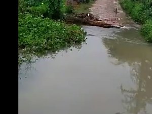 [Vídeo] Área mais excluída do Bairro Santa Edwiges sofre com alagamentos quando chove forte