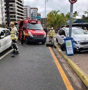 Após colisão entre veículos, carro se choca contra poste na Pajuçara