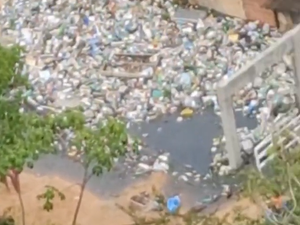 [Vídeo] Após chuvas, lixo e água suja se acumulam no Vale do Reginaldo