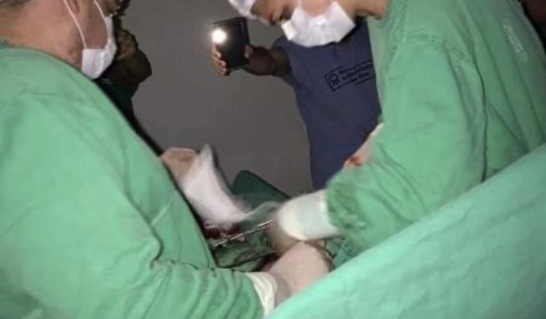 Sem eletricidade, médicos usam lanterna de celular para terminar cirurgia