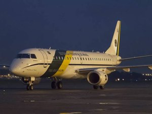 Militares da FAB vão passar por quarentena ao voltarem de Wuhan, diz Bolsonaro