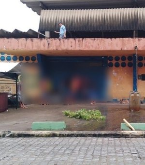 Homem é preso com revólver e drogas em barraca de coco no Mercado Público do Jacintinho, em Maceió