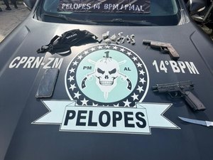 Jovens se escondem embaixo de carro e são presos após cometeram assalto em Maceió