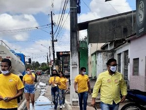 Hector Martins, candidato a prefeito de Arapiraca, faz caminhada na periferia de Arapiraca